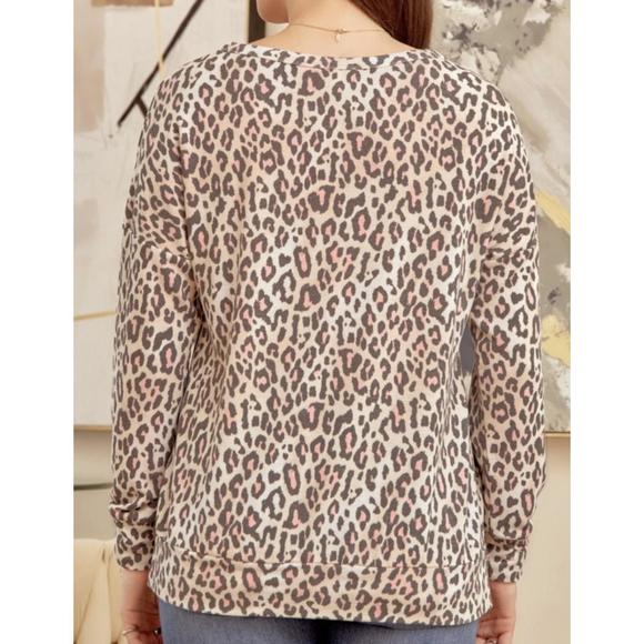 NEW DEAR SCARLETT classic weekender top in brown leopard - Picture 2 of 2